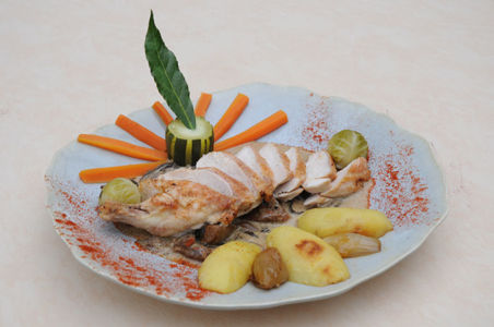 Suprême de poularde de Bresse sur mijoté de champignons frais, confit d'oignons,petite pomme de terre fondante